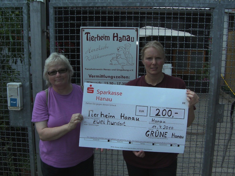 Isabell Althoff (re) Leiterin des Tierheims Hanau mit dem Vorstandsmitglied der Hanauer Grünen Christa Martin (li)